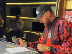 Travis Kelce dostal prekvapivé „gratulácie“ od Patricka Mahomesa, keď podpísal novú zmluvu Chiefs v hodnote „57 miliónov dolárov“ Nadšený Patrick Mahomes zablahoželal Travisovi Kelcemu (vpravo) k jeho novej zmluve ešte predtým, ako sa skončilo podpísanie papierov v Kansas City Chiefs.