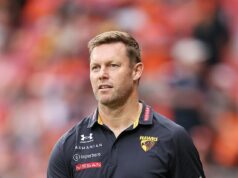 Tréner AFL prezrádza, prečo bol ŠŤASTNÝ, keď videl video zatýkania dvoch svojich hviezd v USA Tréner Hawthorn hawks Sam Mitchell (na snímke) sa vyjadril k tomu, prečo je spokojný s hviezdami Dylanom Moorom a Connorom Macdonaldom po ich zatknutí v USA.