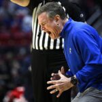 Hlavný tréner basketbalovej Siene slávy v Kansase Bill Self čelí neistej budúcnosti po sobotňajšej prehre jeho Jayhawks so St. John's na turnaji NCAA.
