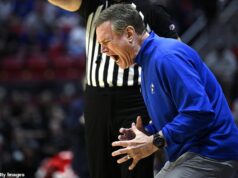 Tréner Kansasu Bill Self obchádza otázky o budúcnosti uprostred zdravotných problémov po odchode March Madness Hlavný tréner basketbalovej Siene slávy v Kansase Bill Self čelí neistej budúcnosti po sobotňajšej prehre jeho Jayhawks so St. John's na turnaji NCAA.
