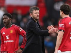 Tréner Man United Michael Carrick podporuje anglickú trojicu pri zvolávaní a trvá na tom, že nedávna forma by im mala zabezpečiť miesta v zostave pred majstrovstvami sveta Michael Carrick podporil Kobbieho Mainoa (vľavo) a Harryho Maguirea (vpravo) pri odvolaní z Anglicka spolu s Lukom Shawom