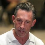 Tréner San Francisco 49ers Kyle Shanahan (na snímke) odsúdil rozhodnutie odohrať zápas NFL s Austráliou.