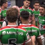 Tréner Souths Wayne Bennett je na snímke s mikrofónom, ktorý v piatok večer odtrhol krídelníkovi Alexovi Johnstonovi, krátko po tom, ako hviezda Bunnies prekonala rekord NRL.