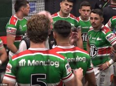 Tréner NRL je zachytený na kamere v divokej sociálnej sieti ihneď po invázii na ihrisko Tréner Souths Wayne Bennett je na snímke s mikrofónom, ktorý v piatok večer odtrhol krídelníkovi Alexovi Johnstonovi, krátko po tom, ako hviezda Bunnies prekonala rekord NRL.