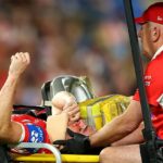 Kyle Flanagan je zobrazený, ako je natiahnutý zo zeme v nákrčníku po nechutnom náraze do hlavy, ktorý ho v nedeľu na päť minút zanechal v bezvedomí.