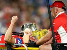 Tréner NRL poskytuje surovú trojslovnú aktualizáciu po tom, čo sledoval, ako jeho syna previezli do nemocnice kvôli hrozivému stretu hlavy Kyle Flanagan je zobrazený, ako je natiahnutý zo zeme v nákrčníku po nechutnom náraze do hlavy, ktorý ho v nedeľu na päť minút zanechal v bezvedomí.