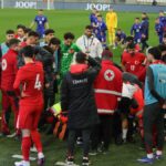 Hráči a tréneri sa ponáhľali do Egemenu Korkmaz po tom, čo šéf Turecka U21 spadol na podlahu