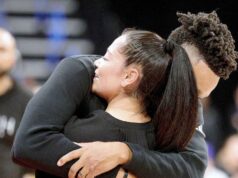 Trénerka roka dievčenského basketbalu: Alicia Komaki zo Sierra Canyonu Trénerka roka dievčenského basketbalu: Alicia Komaki zo Sierra Canyonu