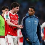 Declan Rice a Jurrien Timber z Arsenalu reagujú po porážke tímu vo finálovom zápase Carabao Cup medzi Arsenalom a Manchestrom City na štadióne Wembley 22. marca 2026 v Londýne v Anglicku.