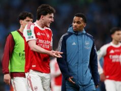 Tri hviezdy Arsenalu sa po smútku na Carabao Cupe okamžite sťahujú z medzinárodných povinností Declan Rice a Jurrien Timber z Arsenalu reagujú po porážke tímu vo finálovom zápase Carabao Cup medzi Arsenalom a Manchestrom City na štadióne Wembley 22. marca 2026 v Londýne v Anglicku.