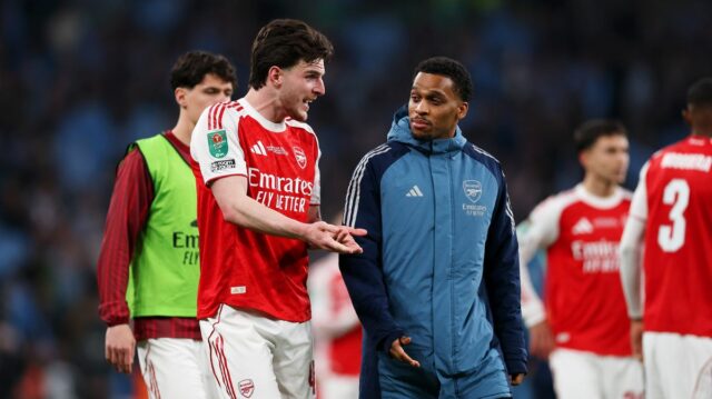 Declan Rice a Jurrien Timber z Arsenalu reagujú po porážke tímu vo finálovom zápase Carabao Cup medzi Arsenalom a Manchestrom City na štadióne Wembley 22. marca 2026 v Londýne v Anglicku.