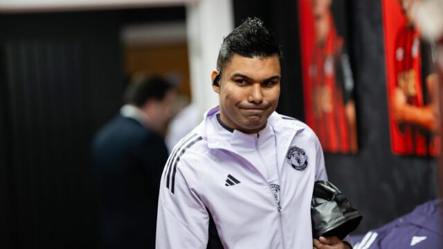 BOURNEMOUTH, ANGLICKO - 20. marca: Casemiro z Manchestru United pricestuje pred zápasom Premier League medzi Bournemouthom a Manchestrom United na Vitality Stadium 20. marca 2026 v anglickom Bournemouthe. (Foto: Ash Donelon/Manchester United cez Getty Images)