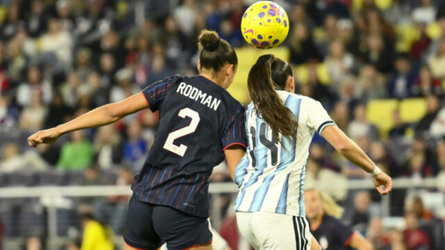 Trinity Rodman opúšťa zápas SheBelieves proti Argentíne po tvrdom faule

