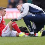 Leandro Trossard bol nútený pre zranenie počas víťazstva Arsenalu v piatom kole FA Cupu nad Mansfield Town.