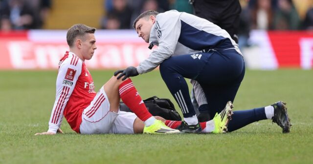 Leandro Trossard bol nútený pre zranenie počas víťazstva Arsenalu v piatom kole FA Cupu nad Mansfield Town.