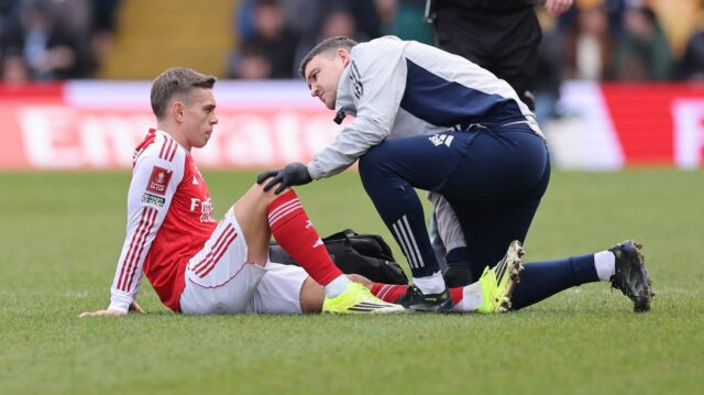 Leandro Trossard bol nútený pre zranenie počas víťazstva Arsenalu v piatom kole FA Cupu nad Mansfield Town.