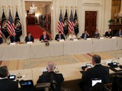 Trump organizuje univerzitný športový okrúhly stôl so Sabanom a Meyerom Trump organizuje univerzitný športový okrúhly stôl so Sabanom a Meyerom