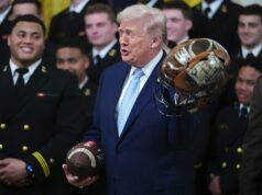 Ministerstvo vnútra porovnáva, ako Roosevelt zachraňuje futbal, s Trumpovými športovými príkazmi Trump podpisuje výkonný príkaz na ochranu vysielania zápasu medzi armádou a námorníctvom