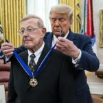 Trump vzdáva hold Lou Holtzovi po tom, čo vo veku 89 rokov zomrel legendárny tréner Notre Dame