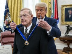 Trump vzdáva hold Lou Holtzovi po tom, čo vo veku 89 rokov zomrel legendárny tréner Notre Dame Trump vzdáva hold Lou Holtzovi po tom, čo vo veku 89 rokov zomrel legendárny tréner Notre Dame