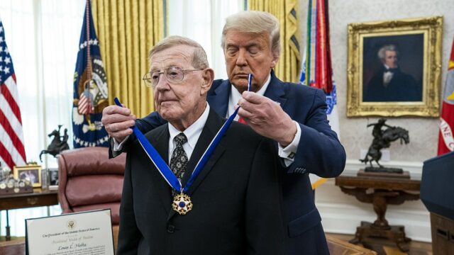 Trump vzdáva hold Lou Holtzovi po tom, čo vo veku 89 rokov zomrel legendárny tréner Notre Dame
