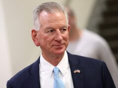 Tuberville varuje pred miliardármi, ktorí si kupujú vysokoškolské športové programy Tuberville varuje pred miliardármi, ktorí si kupujú vysokoškolské športové programy