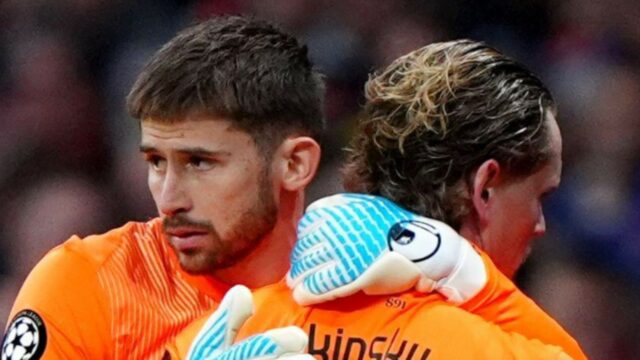 Tudor vrece prichádza po tom, čo Kinsky podstúpi jedno z najponižujúcich striedaní vôbec
