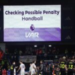 Na LED tabuli je zobrazená kontrola VAR na penaltu pre Sunderland, ktorú udeľuje rozhodca Stuart Attwell počas zápasu Premier League medzi Leeds United a Sunderlandom na Elland Road.