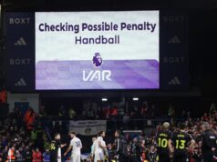 Tvrdenia Premier League „odstránenie VAR“ po tom, čo prieskum vyslal jasnú správu Na LED tabuli je zobrazená kontrola VAR na penaltu pre Sunderland, ktorú udeľuje rozhodca Stuart Attwell počas zápasu Premier League medzi Leeds United a Sunderlandom na Elland Road.