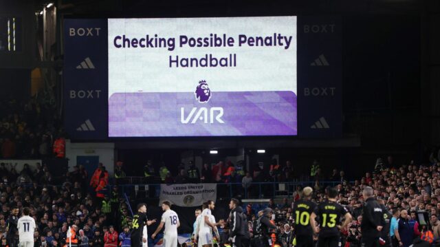 Na LED tabuli je zobrazená kontrola VAR na penaltu pre Sunderland, ktorú udeľuje rozhodca Stuart Attwell počas zápasu Premier League medzi Leeds United a Sunderlandom na Elland Road. 