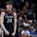 Braylon Mullins zaklincoval trojkou, pričom mu zostávalo 0,3 sekundy, aby poslal UConna do Final Four.