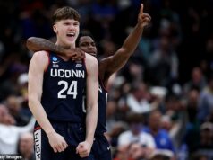 UConn signalizuje miesto March Madness Final Four po „najbláznivejšom závere všetkých čias“, aby porazil Dukea v úžasnom návrate Braylon Mullins zaklincoval trojkou, pričom mu zostávalo 0,3 sekundy, aby poslal UConna do Final Four.