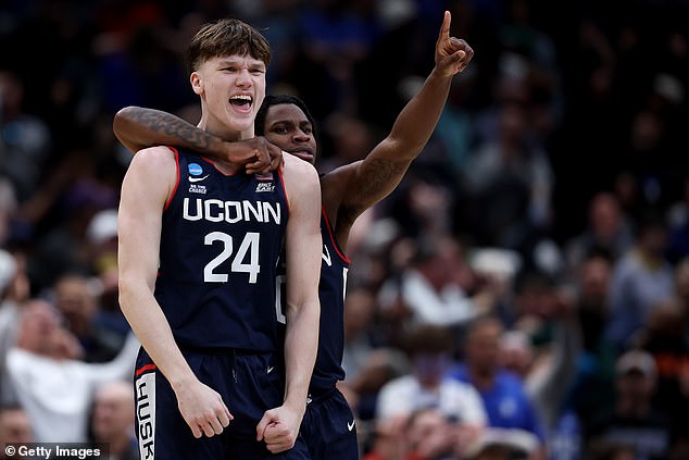 UConn signalizuje miesto March Madness Final Four po „najbláznivejšom závere Braylon Mullins zaklincoval trojkou, pričom mu zostávalo 0,3 sekundy, aby poslal UConna do Final Four.