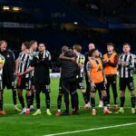 Hráči a zamestnanci Newcastlu United oslavujú