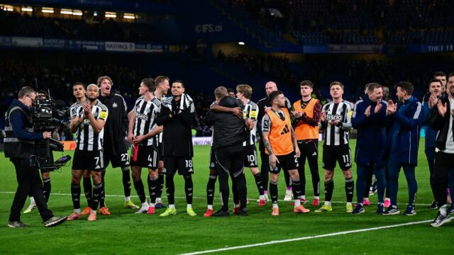 Hráči a zamestnanci Newcastlu United oslavujú