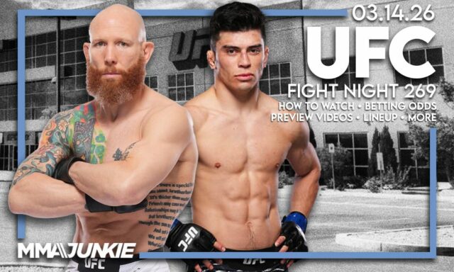 LAS VEGAS, NEVADA – 5. apríla: (RL) Josh Emmett udrel Lerone Murphyho z Anglicka v ich zápase pérovej váhy počas podujatia UFC Fight Night na UFC APEX 5. apríla 2025 v Las Vegas, Nevada. (Foto: Jeff Bottari/Zuffa LLC)
