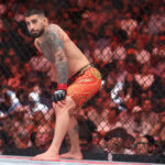 LAS VEGAS, NEVADA – 28. JÚNA: Ilia Topuria z Gruzínska sa pozerá na zápas o titul v ľahkej váhe na UFC 317 v T-Mobile Arene 28. júna 2025 v Las Vegas, Nevada. (Foto: Ian Maule/Getty Images)