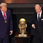 Vedľa Ceny mieru stoja Donald Trump a Gianni Infantino