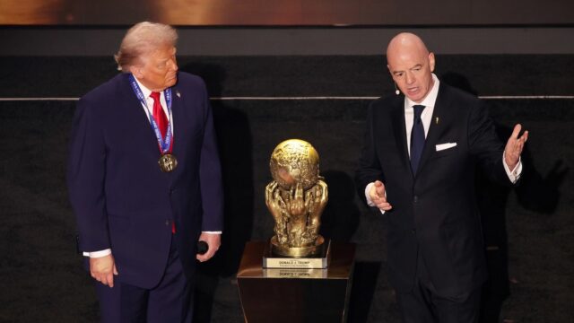 Vedľa Ceny mieru stoja Donald Trump a Gianni Infantino