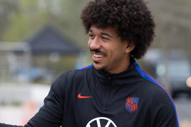 MARIETTA, GRUZÍNSKO – 23. marca: Chris Richards zo Spojených štátov amerických sa zahrieva počas tréningu USMNT na cvičisku Children's Healthcare of Atlanta Training Ground 23. marca 2026 v Marietta v štáte Georgia. (Foto: John Dorton/ISI Photos/USSF/Getty Images)