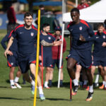 CARSON, CA – 19. marca: Christian Pulisic a Tim Weah zo Spojených štátov amerických počas rozcvičky na tréningu USMNT v Dignity Health Sports Park 19. marca 2025 v Carson v Kalifornii. (Foto: John Dorton/ISI Photos/USSF/Getty Images pre USSF)