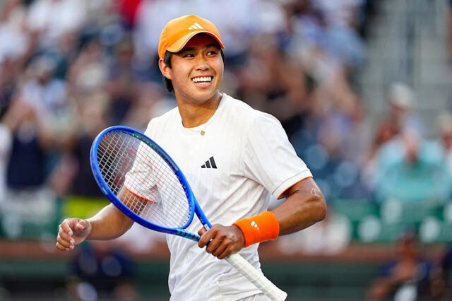 Študent Tien sa usmieva po tom, čo porazil Alejandra Davidoviča Fokinu 4-6, 6-1, 7-6 počas zápasu štvrtého kola BNP Paribas Open v Indian Wells v Kalifornii v utorok 10. marca 2026.