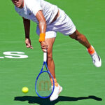 Learner Tien podáva Benovi Sheltonovi počas zápasu tretieho kola BNP Paribas Open v Indian Wells Tennis Garden v Indian Wells, Kalifornia, 8. marca 2026.