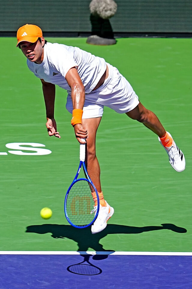 Learner Tien podáva Benovi Sheltonovi počas zápasu tretieho kola BNP Paribas Open v Indian Wells Tennis Garden v Indian Wells, Kalifornia, 8. marca 2026.