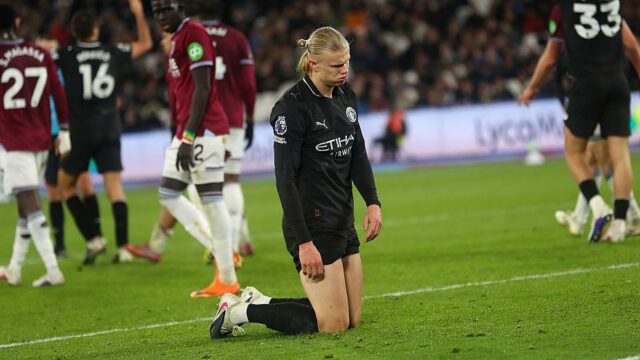 Erling Haaland vyzerá vyčerpane počas remízy Man City vo West Hame