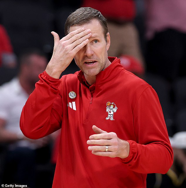 Úplné poníženie pre uchádzača o marcové šialenstvo, pretože strašná trénerská Tréner Nebrasky Fred Hoiberg urobil drahú chybu počas ich marcovej porážky Madness s Iowou