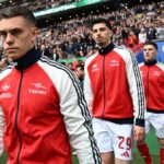 Hlavný tréner Mikel Arteta z Arsenal FC vyzerá skľúčene počas zápasu osemfinále Ligy majstrov 2025/2026 medzi Bayerom 04 Leverkusen a Arsenalom FC