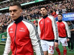 Úplný zoznam „podozrivých“ 12-členných zranení Arsenalu uprostred tvrdenia „malo by byť zakázané“ Hlavný tréner Mikel Arteta z Arsenal FC vyzerá skľúčene počas zápasu osemfinále Ligy majstrov 2025/2026 medzi Bayerom 04 Leverkusen a Arsenalom FC