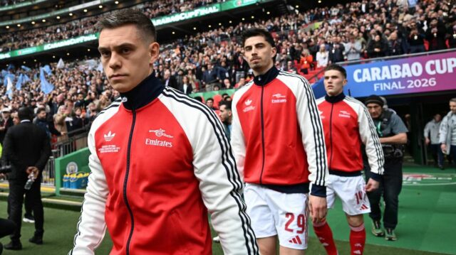 Hlavný tréner Mikel Arteta z Arsenal FC vyzerá skľúčene počas zápasu osemfinále Ligy majstrov 2025/2026 medzi Bayerom 04 Leverkusen a Arsenalom FC