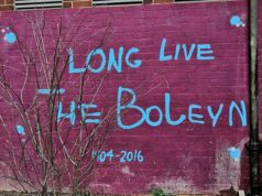 Upton Park mi stále volá späť o 10 rokov neskôr Fanúšikovia West Hamu pred posledným zápasom Boleyn Ground, máj 2016.